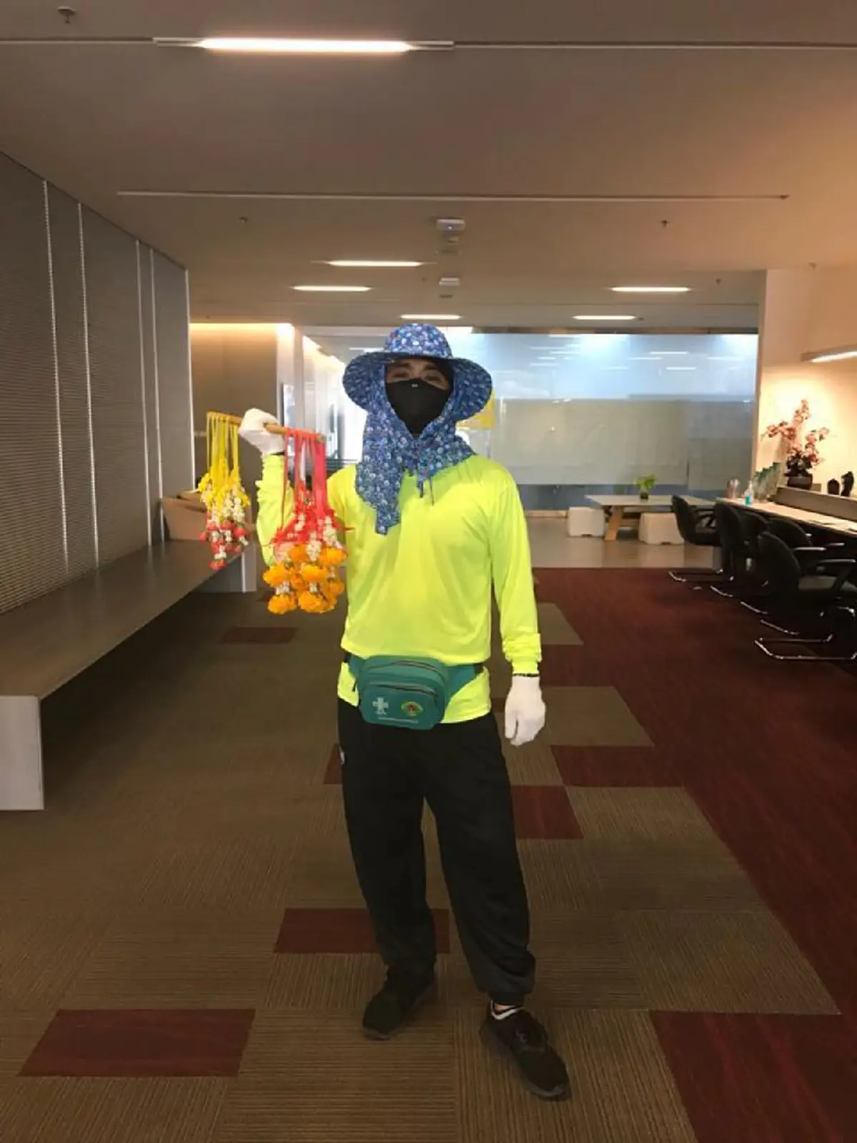 ฮามาก หนุ่ม-สาวแบงก์ดังแต่งตัวจัดเต็ม เมื่อบริษัทให้ใส่ชุดอะไรมาทำงานก็ได้ ชาวเน็ตยกนิ้วให้เลย