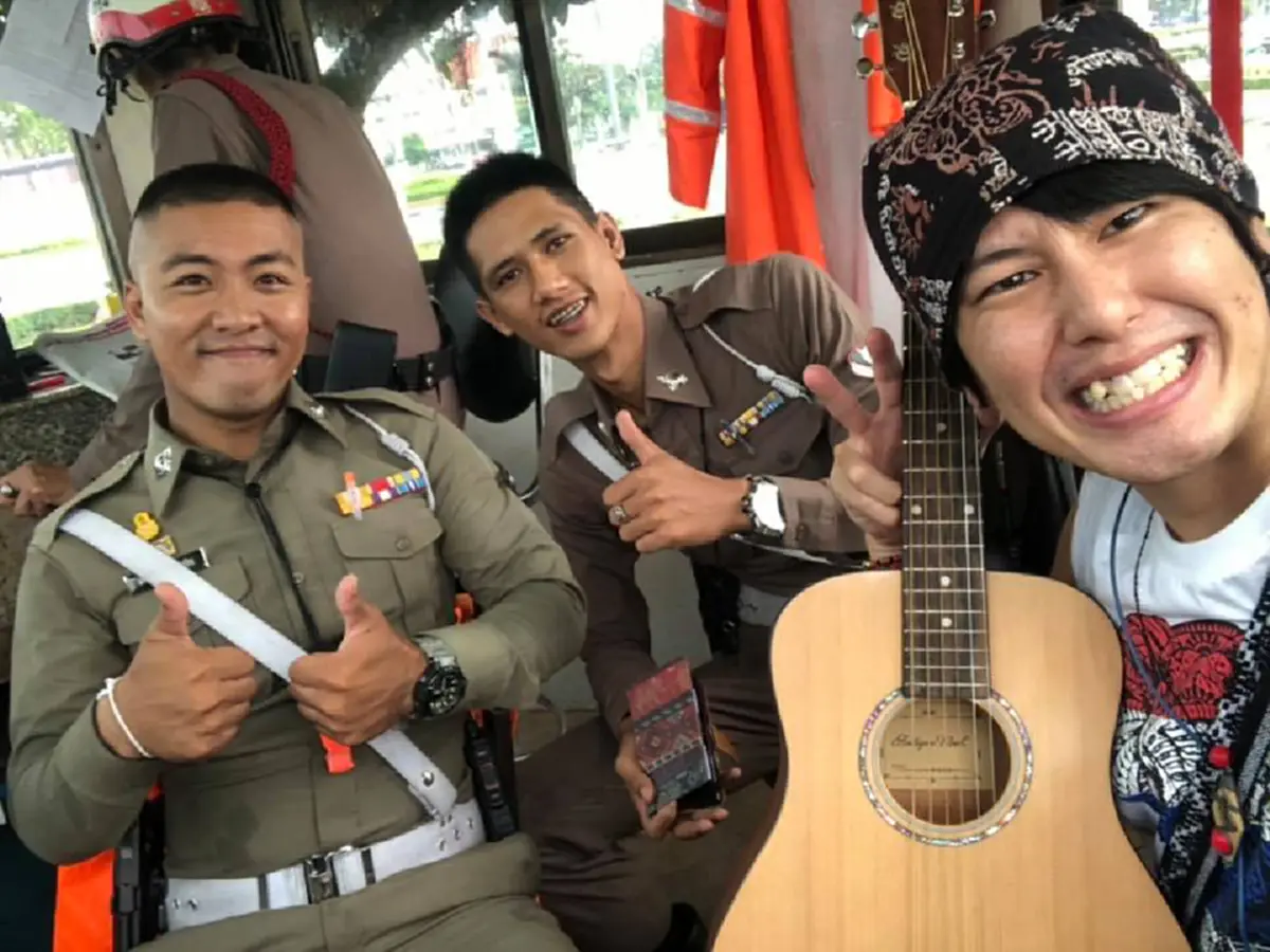 น่ารักมั๊ยล่ะ! ตร.จราจรช่วยเหลือนทท.ญี่ปุ่น เจ้าตัวซึ้งตอบแทนน้ำใจทำโซเชียลอมยิ้ม