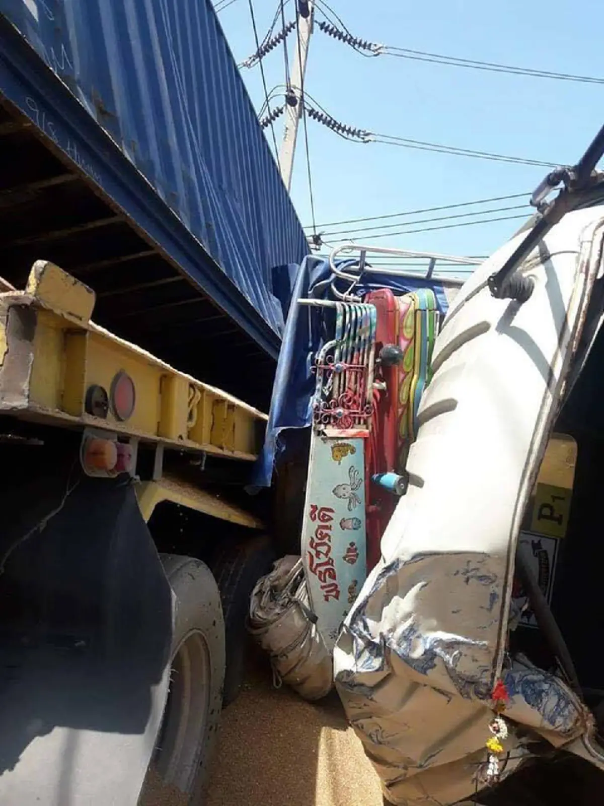 ระทึกหัวใจ 10 ล้อแหกโค้งพุ่งชนรถบรรทุก 2 ชีวิตกระเด็นทะลุกระจกหน้า คู่แม่ลูกขับตามมาหวีดร้องลั่น