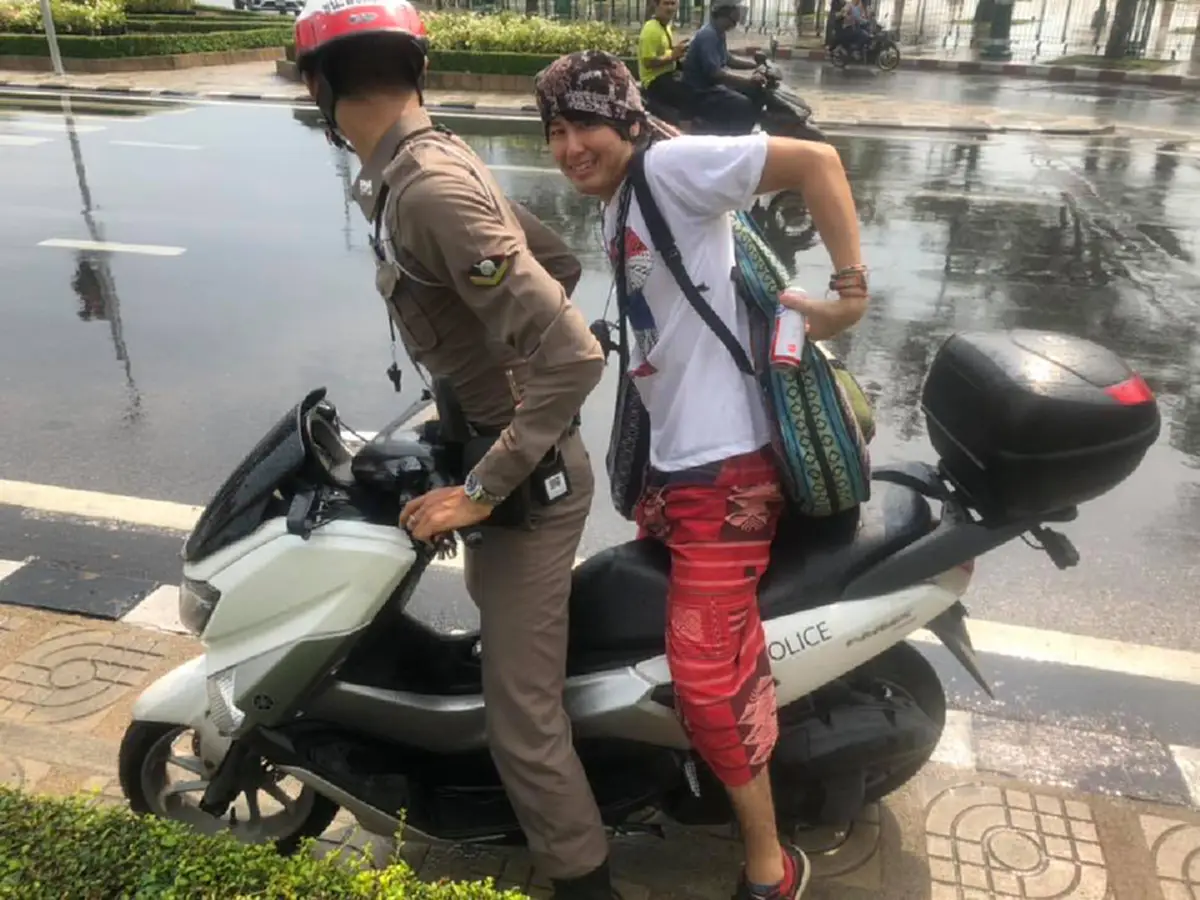 น่ารักมั๊ยล่ะ! ตร.จราจรช่วยเหลือนทท.ญี่ปุ่น เจ้าตัวซึ้งตอบแทนน้ำใจทำโซเชียลอมยิ้ม
