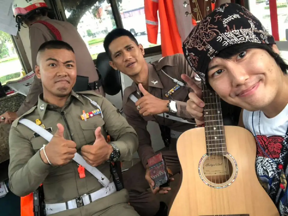 น่ารักมั๊ยล่ะ! ตร.จราจรช่วยเหลือนทท.ญี่ปุ่น เจ้าตัวซึ้งตอบแทนน้ำใจทำโซเชียลอมยิ้ม