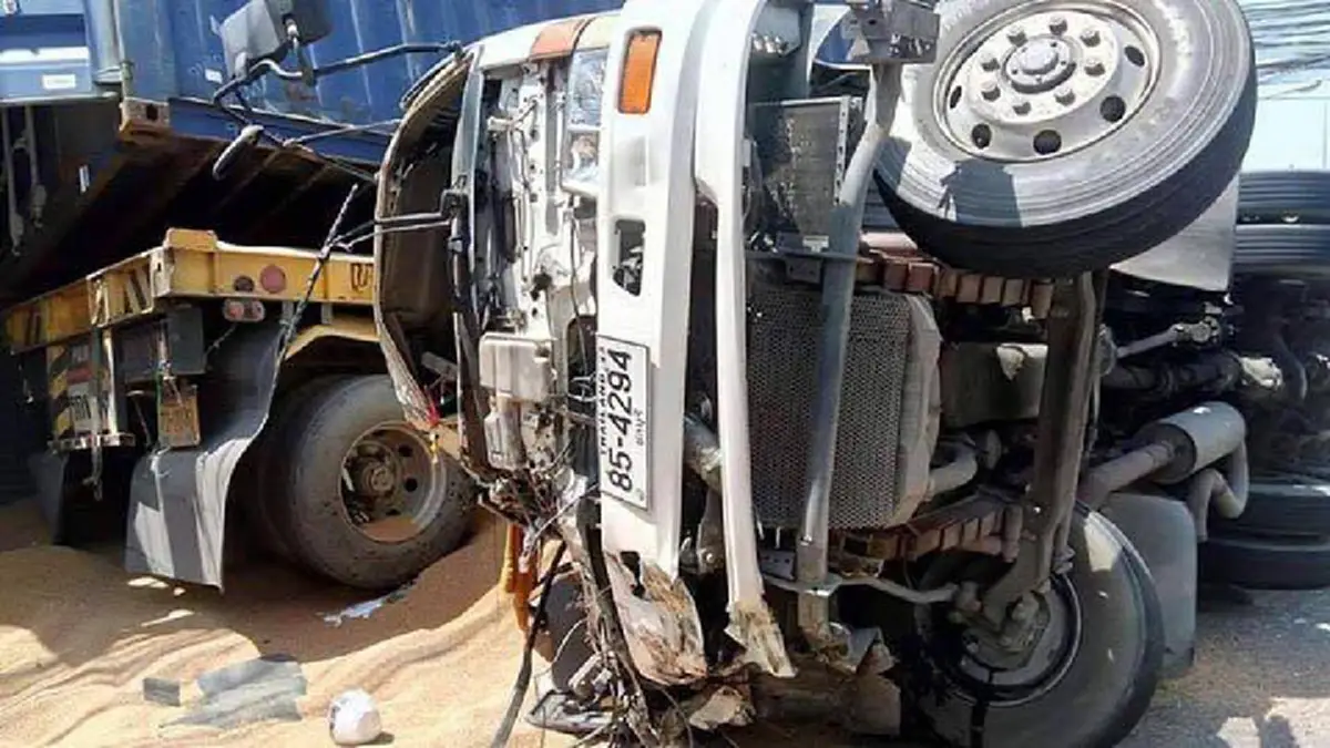 ระทึกหัวใจ 10 ล้อแหกโค้งพุ่งชนรถบรรทุก 2 ชีวิตกระเด็นทะลุกระจกหน้า คู่แม่ลูกขับตามมาหวีดร้องลั่น