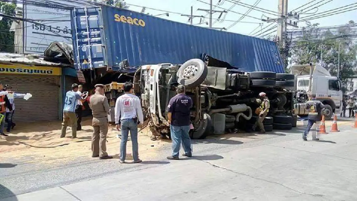 ระทึกหัวใจ 10 ล้อแหกโค้งพุ่งชนรถบรรทุก 2 ชีวิตกระเด็นทะลุกระจกหน้า คู่แม่ลูกขับตามมาหวีดร้องลั่น