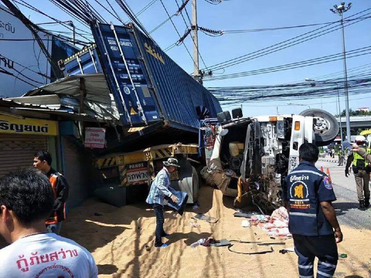 ระทึกหัวใจ 10 ล้อแหกโค้งพุ่งชนรถบรรทุก 2 ชีวิตกระเด็นทะลุกระจกหน้า คู่แม่ลูกขับตามมาหวีดร้องลั่น
