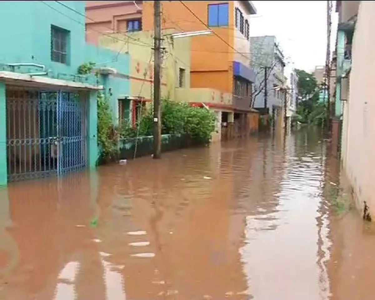 ไซโคลน \"ติตลี\" ถล่มอินเดียรุนแรงมาก ดับแล้ว 8 อพยพกว่า 3 แสน (คลิป)