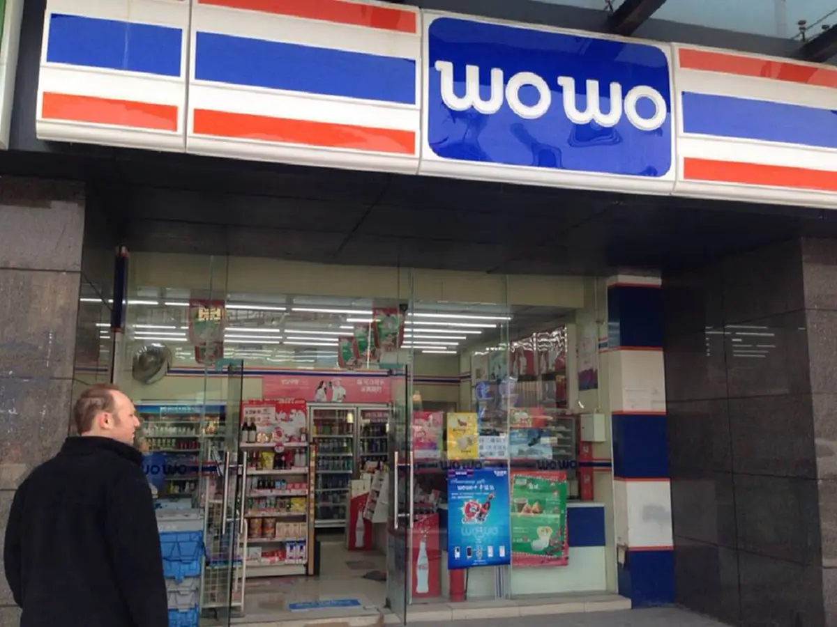 พิพิธภัณฑ์ธงชาติไทยแจงแล้ว ปมดราม่ารองเท้าสีคล้ายธงชาติ ชี้เป็นสากล เอาผิดใครไม่ได้!