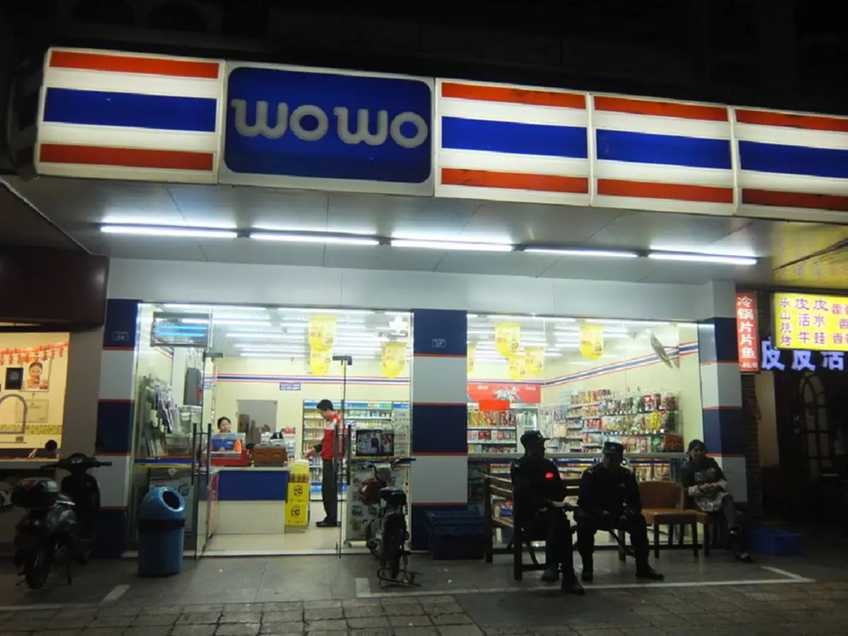 พิพิธภัณฑ์ธงชาติไทยแจงแล้ว ปมดราม่ารองเท้าสีคล้ายธงชาติ ชี้เป็นสากล เอาผิดใครไม่ได้!