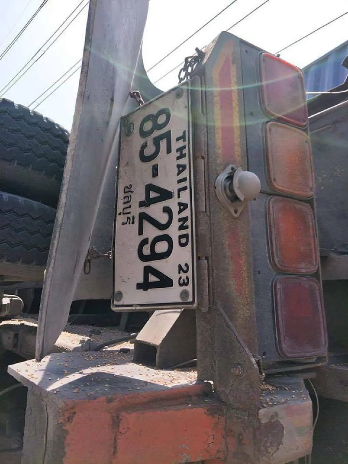 ระทึกหัวใจ 10 ล้อแหกโค้งพุ่งชนรถบรรทุก 2 ชีวิตกระเด็นทะลุกระจกหน้า คู่แม่ลูกขับตามมาหวีดร้องลั่น