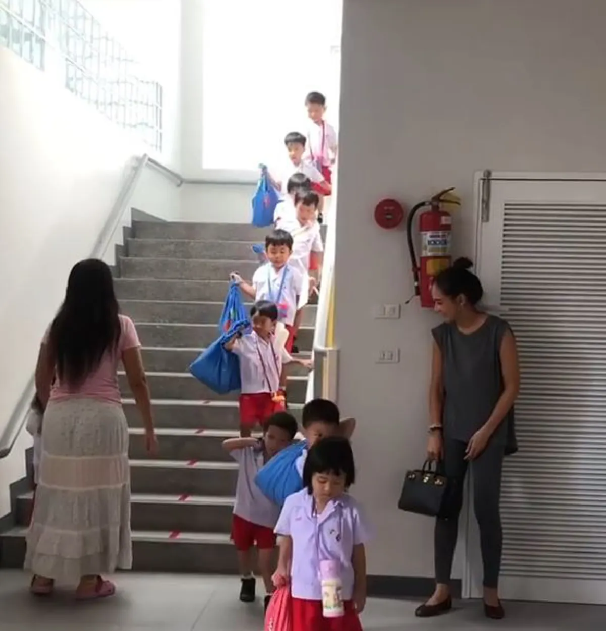 จ๊ะเอ๋ใครมารับเอ่ย!? "พลอย เฌอมาลย์ " แอบไปรับหลานชาย  "น้องทัพฟ้า"  ที่โรงเรียนครั้งแรก ด้อมๆ มองๆ ข้างกำแพง และวินาทีสุดประทับใจจึงบังเกิด