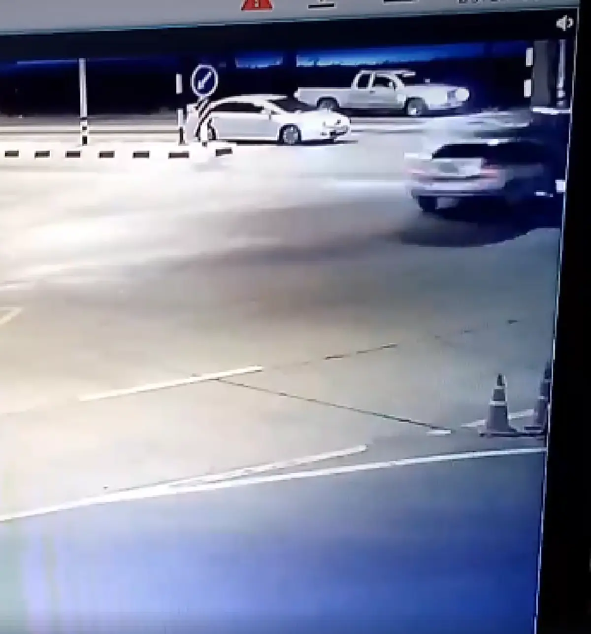 ดูไว้เลยพวกประมาท กระบะซิ่งฝ่าไฟแดงชนเก๋งกระเด็น คนบริสุทธิ์เกือบเสียชีวิตเพราะความชุ่ยสุดๆ