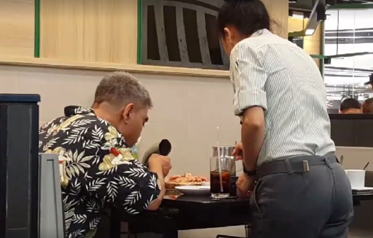 บริการด้วยหัวใจ!!! แชร์สนั่นลุงเข้าร้านปิ้งย่างมีพนง.ดูแลพิเศษ ทีแรกก็งงเขาเป็นใครพอซูมชัดถึงดวงตาชายคนนั้นเข้าใจได้ในทุกสิ่งทันที (คลิป)