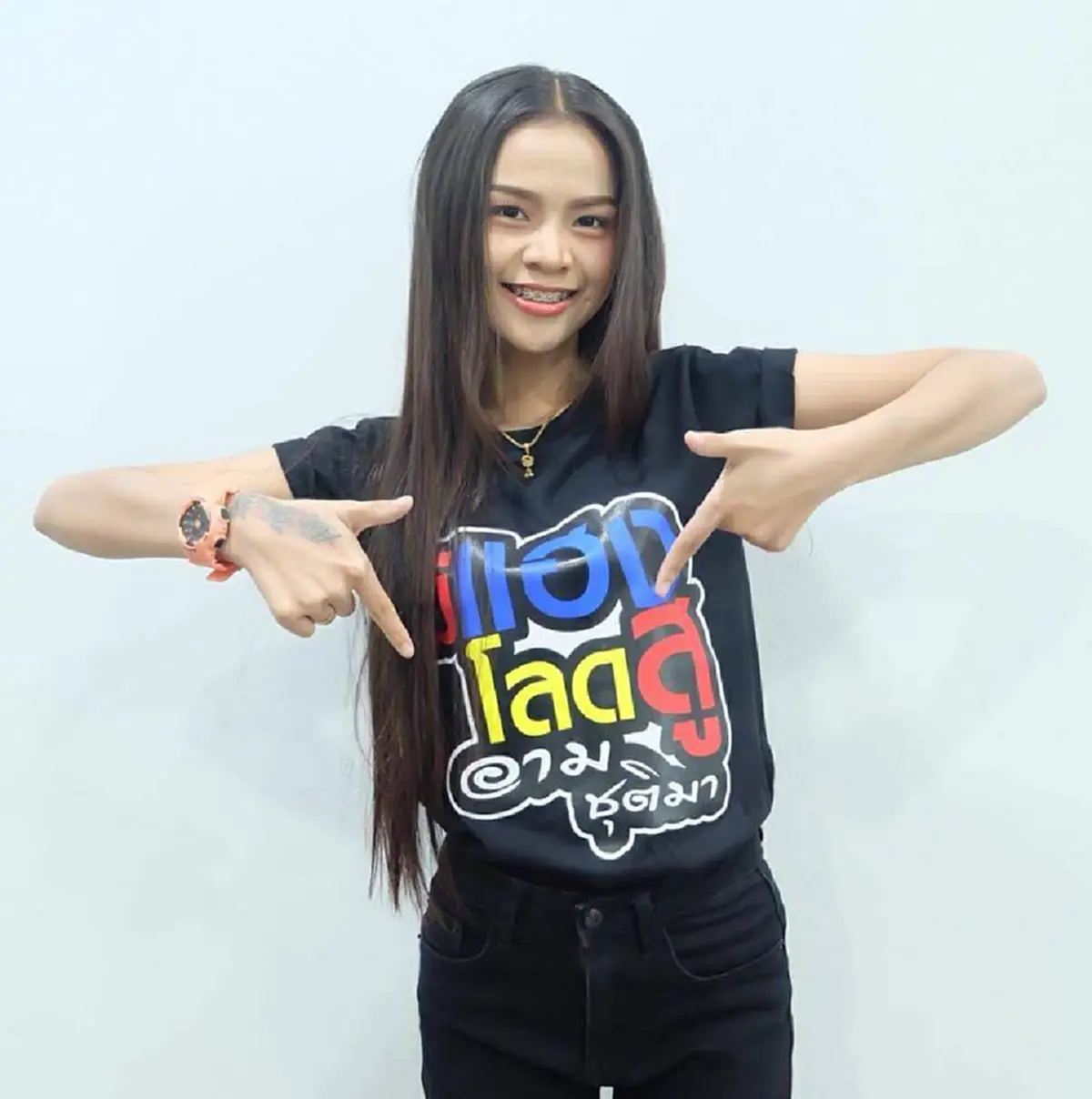 ที่แท้โจทก์เก่า เผยคนสั่งการแจ้งจับ "อาร์ม ชุติมา" คาเวทีคอนเสิร์ต