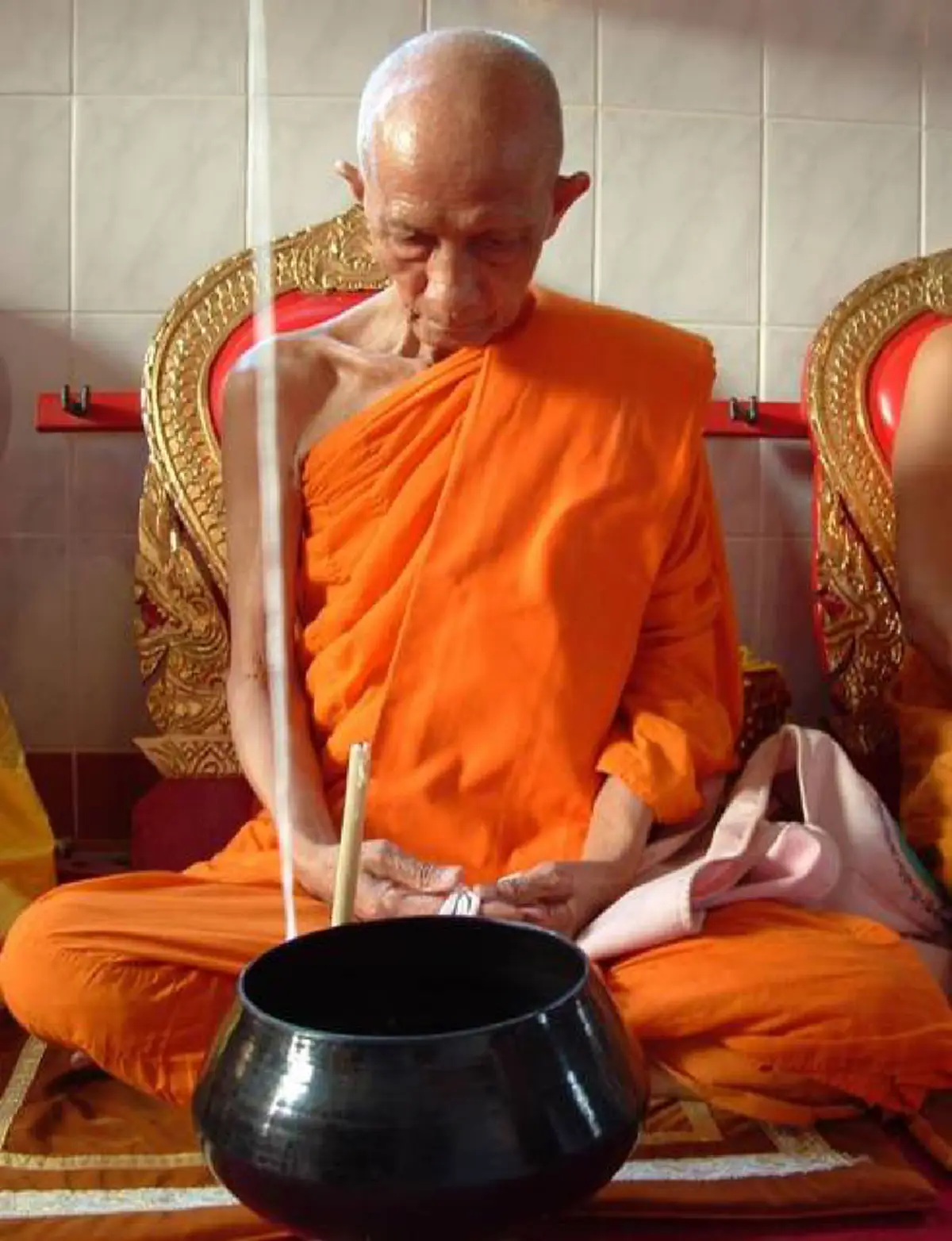 แผงหวยสะเทือน!!! "เลขเด็ด" ฝาโลงบรรจุสรีระสังขาร "หลวงพ่อรวย" พระเกจิชื่อดัง คอหวยแห่ซื้อ งวด 1 ส.ค.นี้มีลุ้น