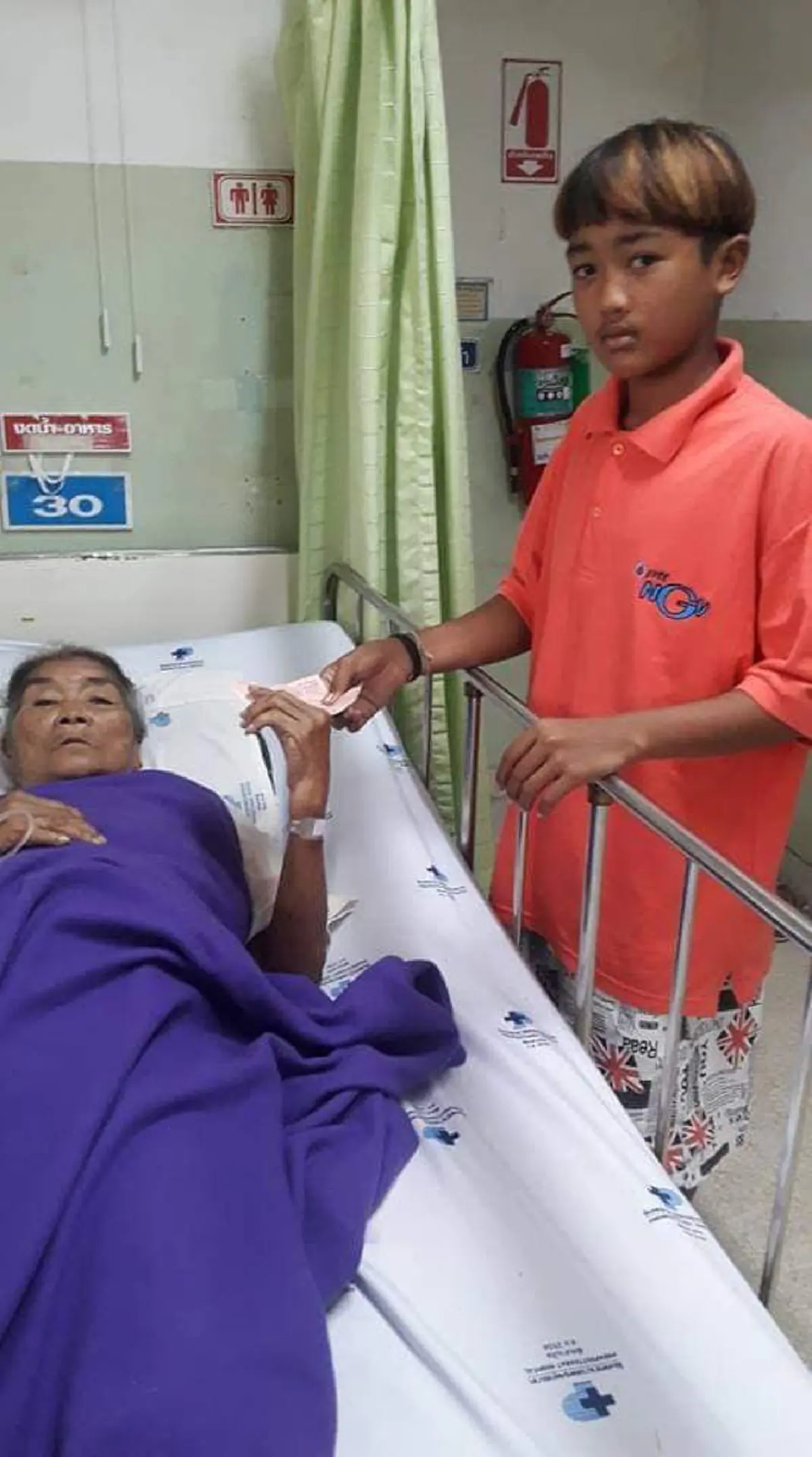 น่าชื่นชม! หนุ่มน้อยจิตใจงาม เฝ้าคุณยายที่ป่วยหนัก พร้อมทำสิ่งประทับใจช่วยเหลือผู้ป่วยเตียงอื่น ไม่มีญาติเฝ้า