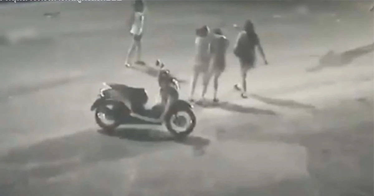 วงจรปิดระทึก คู่รักทะเลาะตบตีกันกลางถนนสุดท้ายถูกกระบะชนเก๋งเหยียบซ้ำดับคู่! (คลิป)