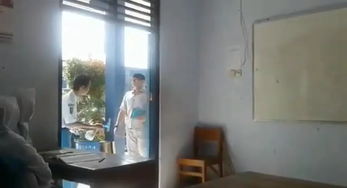 นักเรียนชายยืนเช็ดประตูอยู่หน้าห้อง พอคุณครูเดินมาเปิดกลับล้มหัวทิ่ม เพราะมันเป็นแค่การแสดง (คลิป)