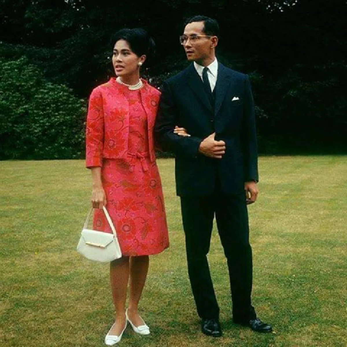 "รักแห่งแผ่นดิน"  ๒๘ เมษายน วันครบรอบพระราชพิธีราชาภิเษกสมรส ครบรอบ ๖๗ ปี ประมวลพระบรมฉายาลักษณ์พระคู่ฟ้ามิ่งขวัญของปวงชนชาวไทย