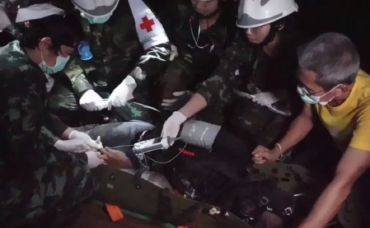 ยิ่งฟังยิ่งนับถือผู้ชายคนนี้!! ผบ.หน่วยซีลเผย "โค้ชเอก" ขุดอุโมงค์กันหนาว-เลือกลำดับเด็กออกจากถ้ำเอง กล่าวคำชมจากใจ!