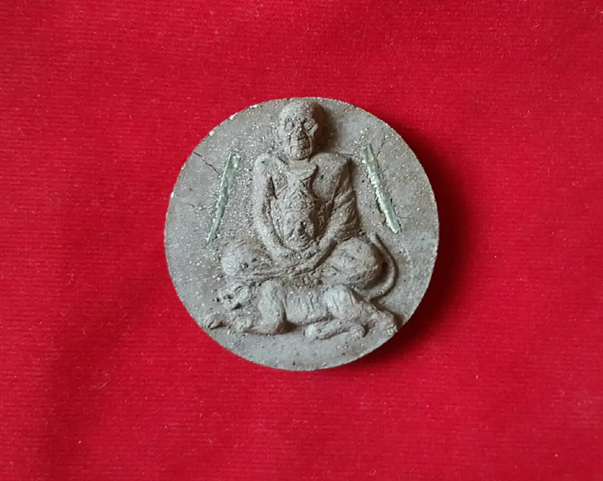 กราบด้วยเศียรเกล้า..รำลึกคล้ายวันละสังขาร ๑๒ กันยายน..หลวงปู่กาหลง เขี้ยวแก้ว พระเถราจารย์ผู้มีเขี้ยวแก้วกลางเพดานปาก..