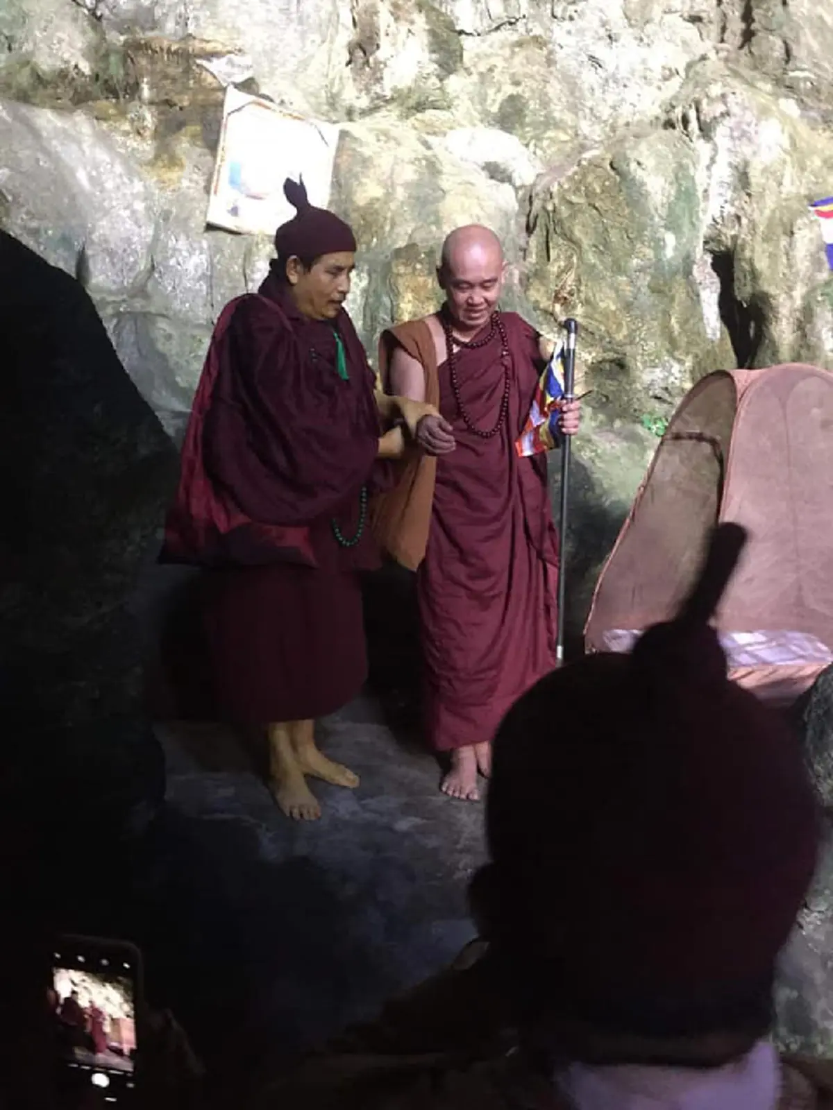 กราบสาธุ "พระครูบาบุญชุ่ม" ออกจากถ้ำ  หลังเข้าปฏิบัติกรรมฐาน ปิดวาจา ตลอดพรรษา3 เดือน  พร้อมเเสดงธรรมะ เพื่อโปรดคณะศิษย์เเละคณะศรัทธา