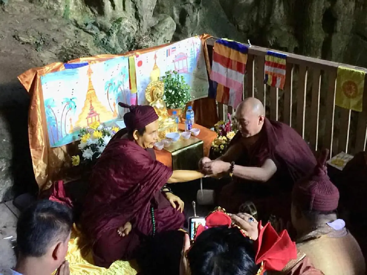 กราบสาธุ "พระครูบาบุญชุ่ม" ออกจากถ้ำ  หลังเข้าปฏิบัติกรรมฐาน ปิดวาจา ตลอดพรรษา3 เดือน  พร้อมเเสดงธรรมะ เพื่อโปรดคณะศิษย์เเละคณะศรัทธา