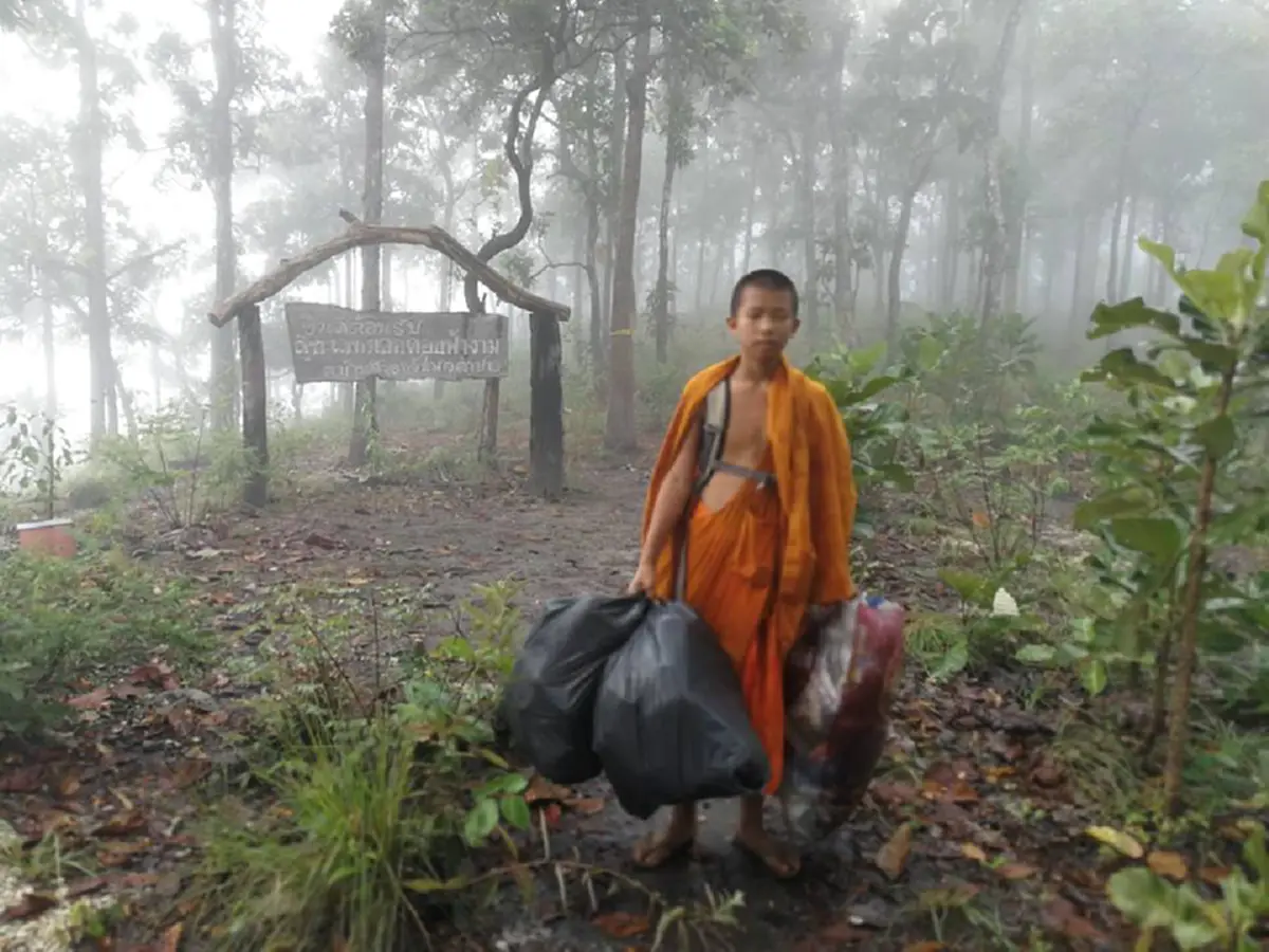 เตือนไม่ฟัง "นักท่องเที่ยวไร้วินัย" ทิ้งขยะเกลื่อนดอยฟ้างาม เดือดร้อนพระเณรช่วยเก็บ