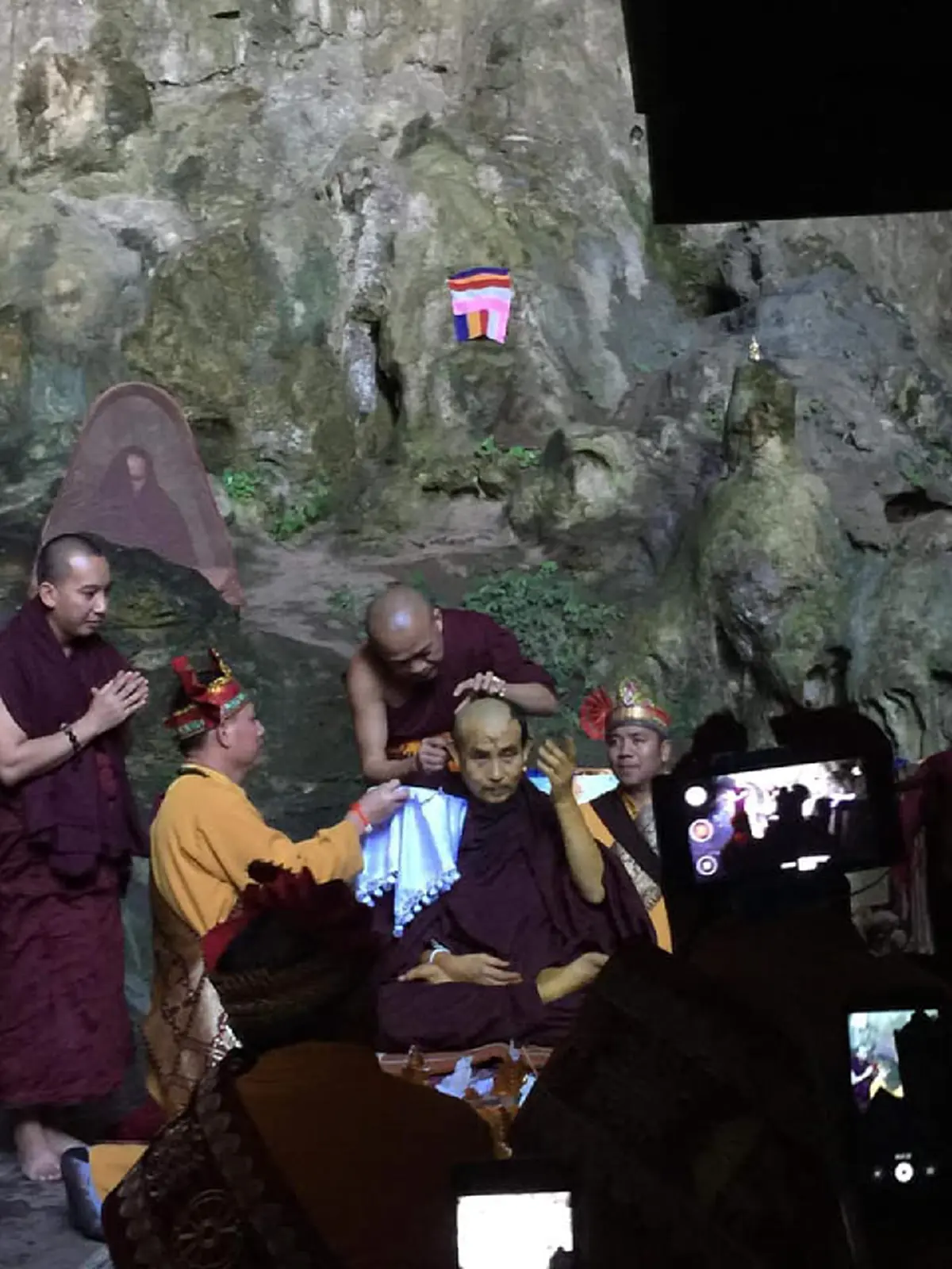 กราบสาธุ "พระครูบาบุญชุ่ม" ออกจากถ้ำ  หลังเข้าปฏิบัติกรรมฐาน ปิดวาจา ตลอดพรรษา3 เดือน  พร้อมเเสดงธรรมะ เพื่อโปรดคณะศิษย์เเละคณะศรัทธา