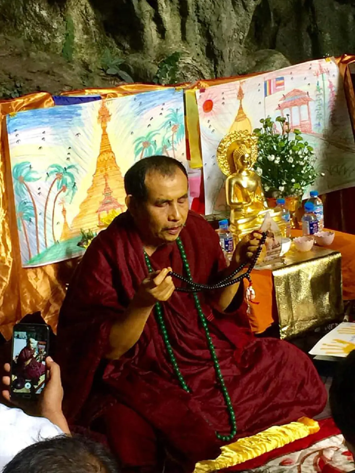 กราบสาธุ "พระครูบาบุญชุ่ม" ออกจากถ้ำ  หลังเข้าปฏิบัติกรรมฐาน ปิดวาจา ตลอดพรรษา3 เดือน  พร้อมเเสดงธรรมะ เพื่อโปรดคณะศิษย์เเละคณะศรัทธา