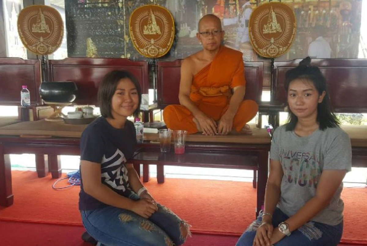 ยิ่งกว่าปาฏิหาริย์!!! สาวพาแม่ทำบุญวันครอบครัวเจอพระสงฆ์จ้องหน้าแปลกๆ ก่อนทุกคนรู้ความจริงถึงปล่อยโฮความฝัน16ปีมีคำเฉลย??