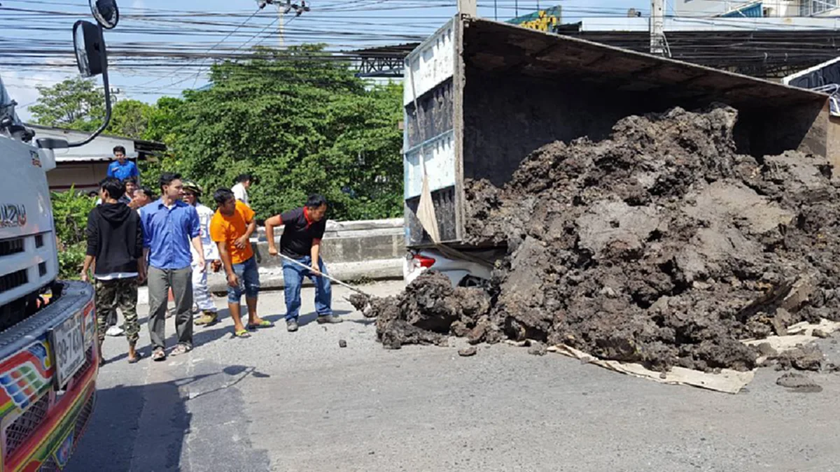 รถบรรทุกดิน พลิกคว่ำ ทับรถเก๋ง พังยับทั้งคัน 