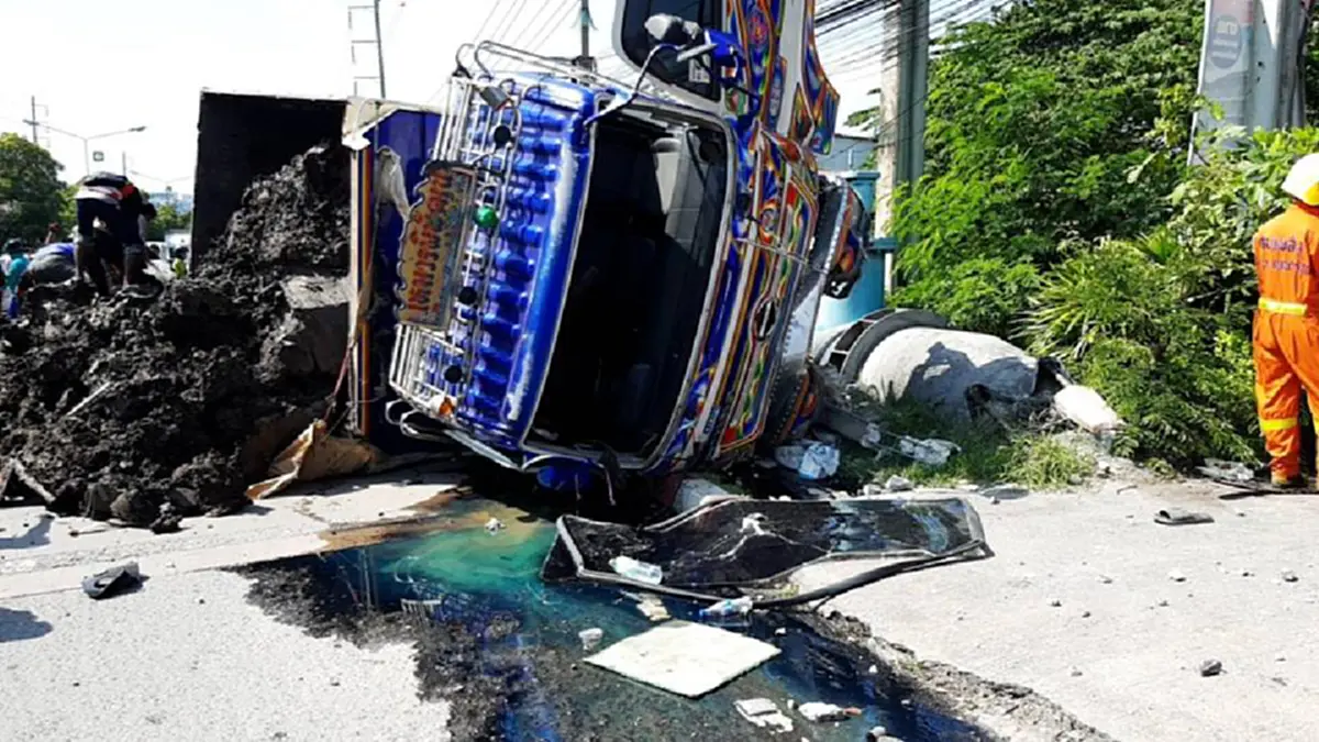 รถบรรทุกดิน พลิกคว่ำ ทับรถเก๋ง พังยับทั้งคัน 