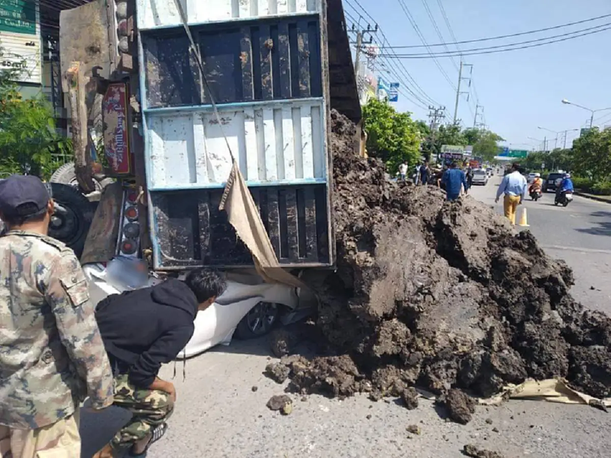 รถบรรทุกดิน พลิกคว่ำ ทับรถเก๋ง พังยับทั้งคัน 