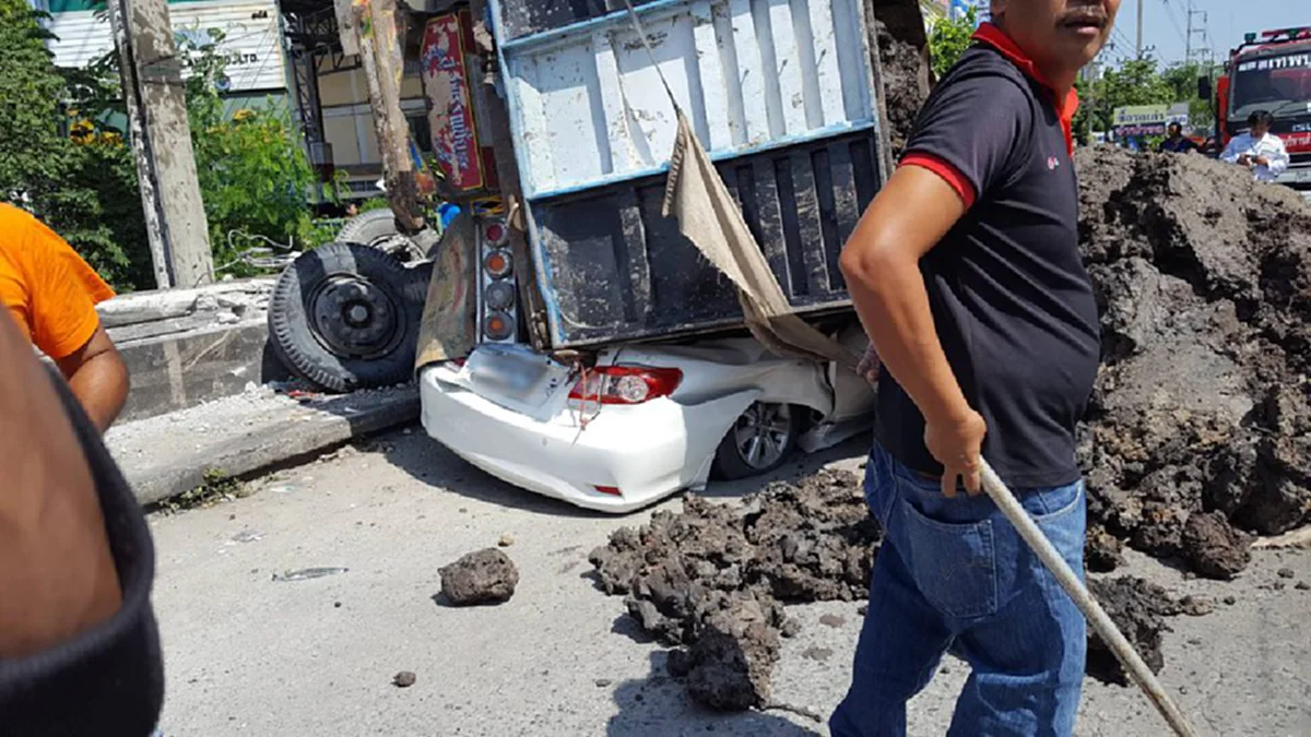 รถบรรทุกดิน พลิกคว่ำ ทับรถเก๋ง พังยับทั้งคัน 