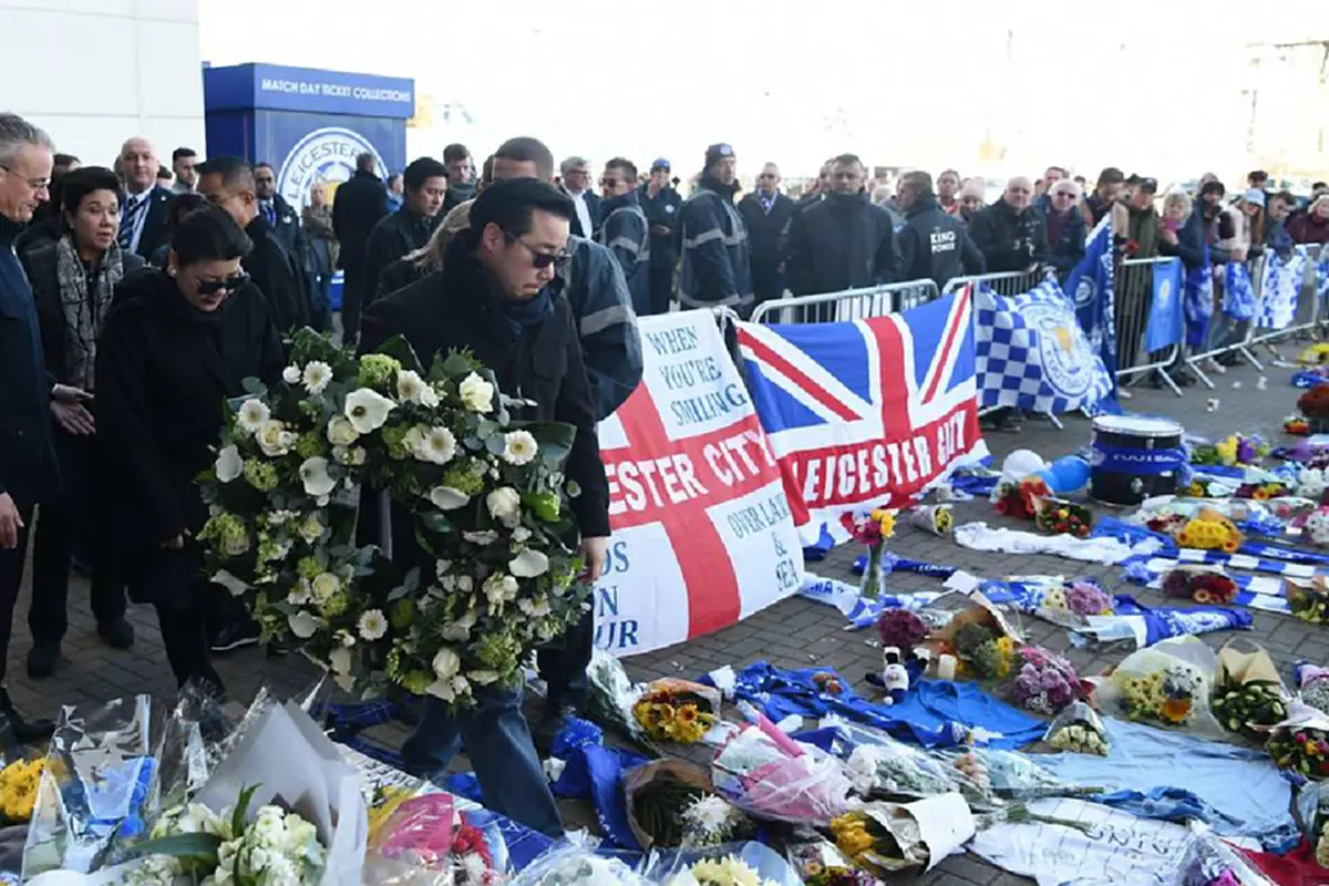 อาลัยเศร้า ครอบครัว"ศรีวัฒนประภา"วางพวงหรีดรำลึก"เจ้าสัววิชัย"ก่อนสวมกอดทีมบอลเลสเตอร์ กลางสนามคิง เพาเวอร์