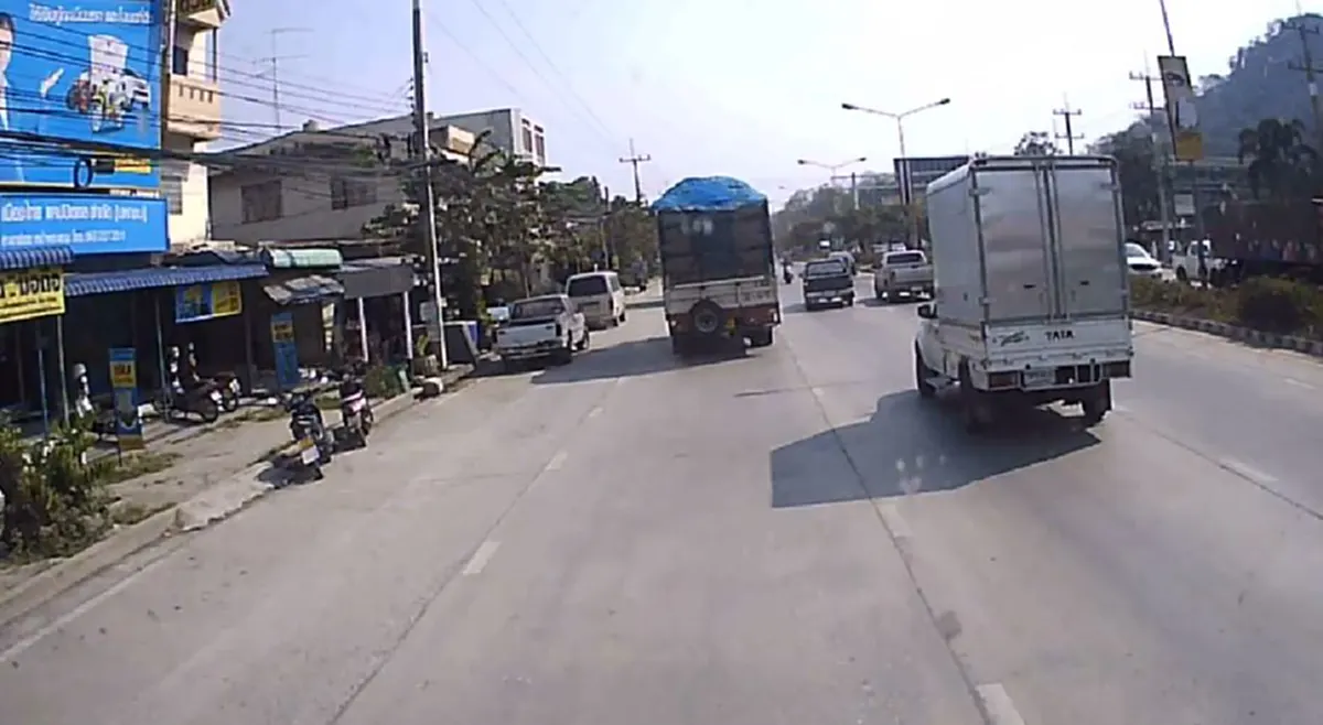 "มอเตอร์ไซค์" บิดย้อนศร กลางวันเเสกๆ  เฉี่ยวชน"กระบะ" ล้มคว่ำไถลพื้น สร้างความเดือดร้อน  (คลิป)