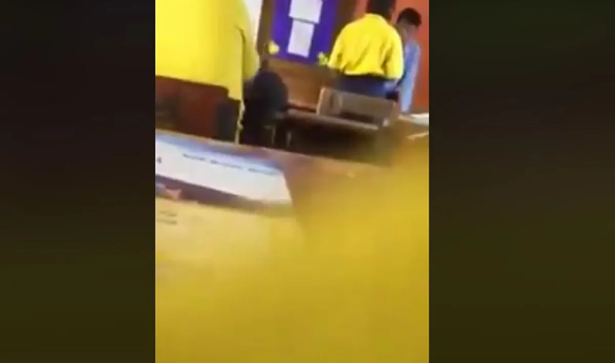 "ครูหนุ่ม"สบถคำหยาบ ใช้ไม้ตี เกรี้ยวกราดใส่เด็กนักเรียน เเค่เรื่องทำการบ้าน (คลิป)