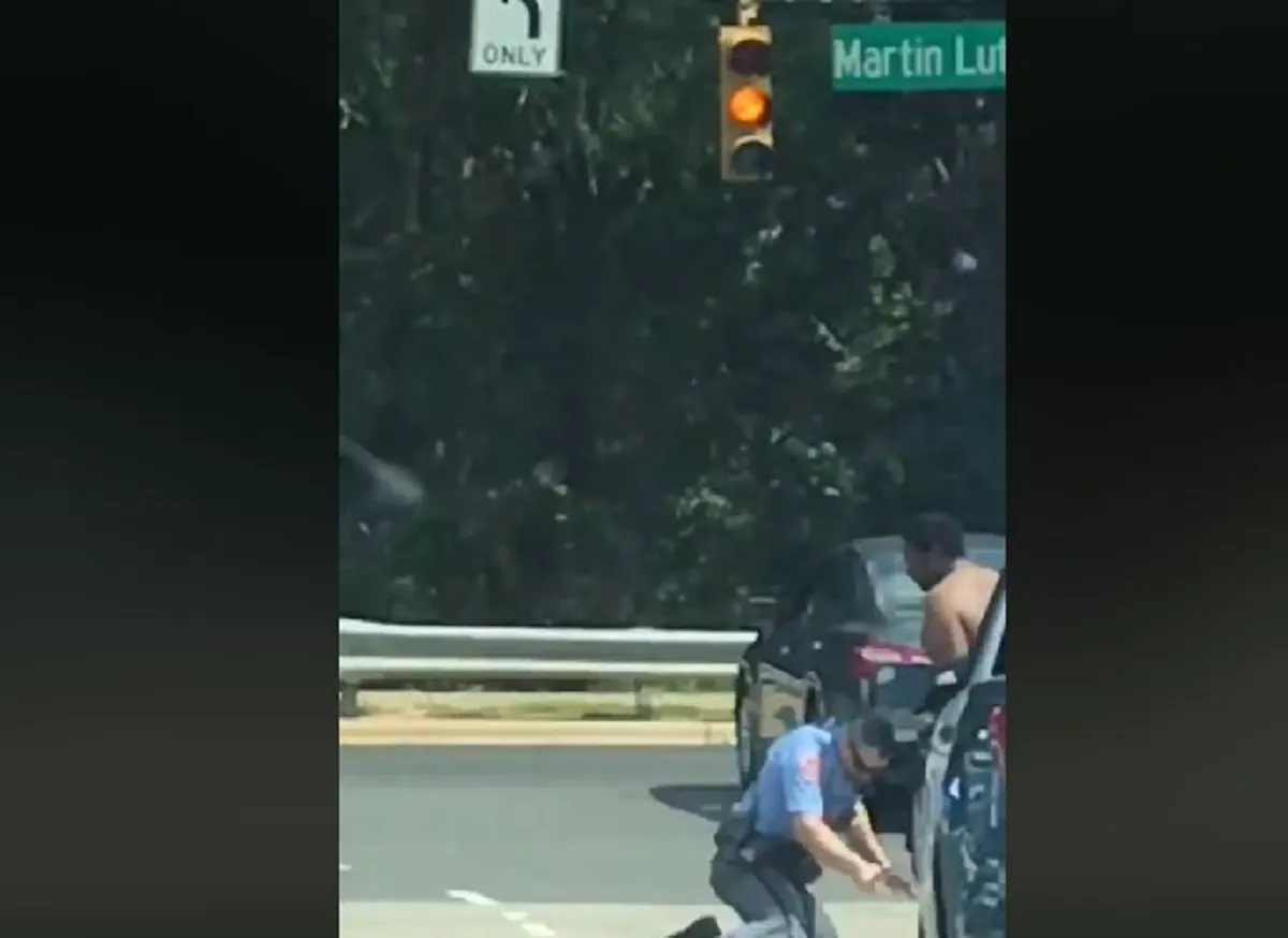 คนจริง2018 "หนุ่มสุดอึด"ยืนสู้กลางถนน ตำรวจรุมจับหลายคน ทั้งกระบอง ปืนช็อตไฟฟ้า ยิงเข้าใส่ เอาพี่เขาไม่ลงจริงๆ(คลิป)