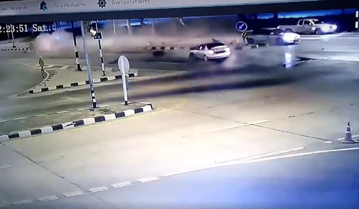 ดูไว้เลยพวกประมาท กระบะซิ่งฝ่าไฟแดงชนเก๋งกระเด็น คนบริสุทธิ์เกือบเสียชีวิตเพราะความชุ่ยสุดๆ