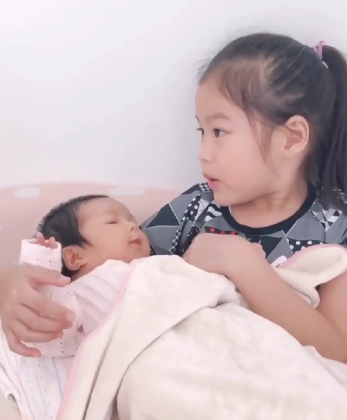 รุ่นใหญ่ขอซูฮก "นีโน่" ปลื้มมาก "น้องณิริน" เล่นละครดีจนคนดูอิน เผยค่าตัวแต่ละฉากไม่ธรรมดา