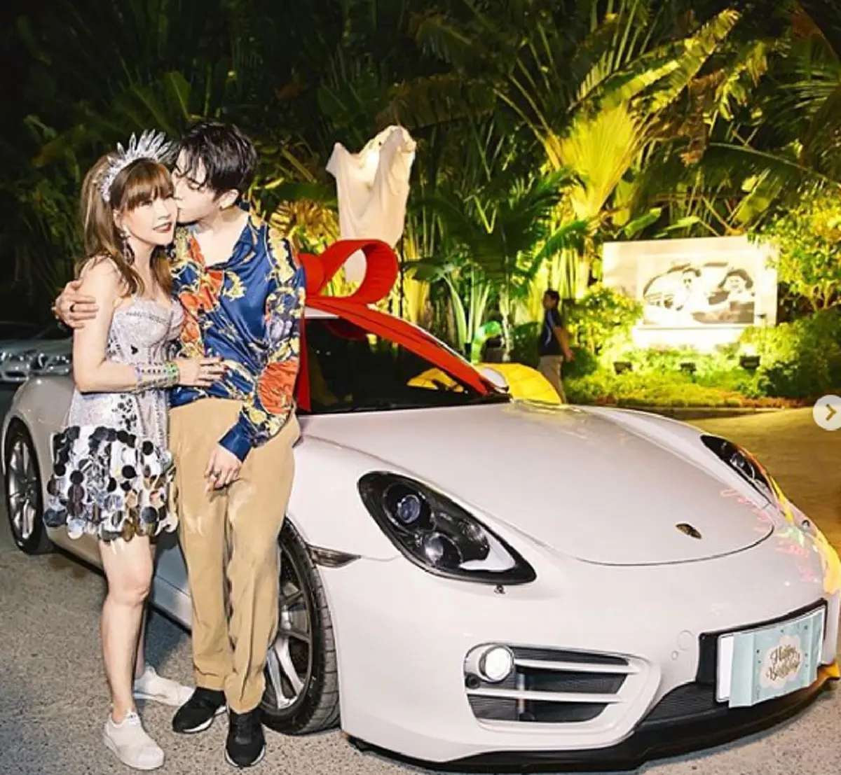 อภิชาติบุตรตัวจริง "กอล์ฟ-ไมค์" จัดเต็มของขวัญวันเกิด "แม่ตุ๊ก" คนนึงถอยรถใหม่ป้ายแดง อีกคนให้เงินสดเฉียดล้าน