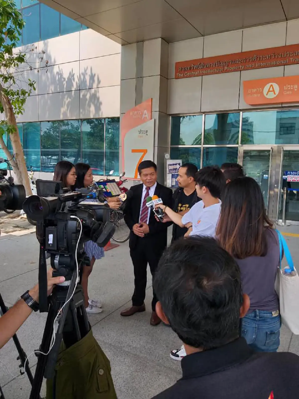 ไปกันใหญ่แล้ว! นายห้างไหทองคำ โบ้ยปมขัดแย้ง "อาม ชุติมา" มีคนยุแยงเลิกสัญญาทาส เตือน"อัจฉริยะ"เป็นเหยื่อไอ้จอมฉก