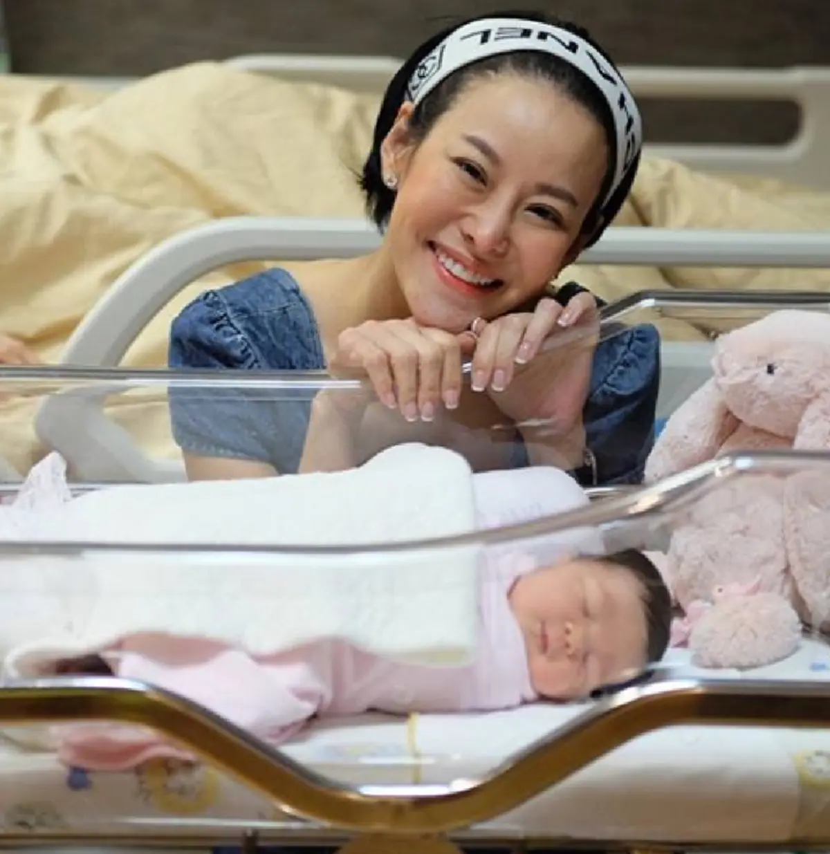 น่ารักแพ็คคู่เลย เมื่อ "น้องณิริน" อาสาเป็นพี่เลี้ยง เล่านิทานกล่อม "น้องปาลิน" ดูแล้วถึงกับอมยิ้มตาม