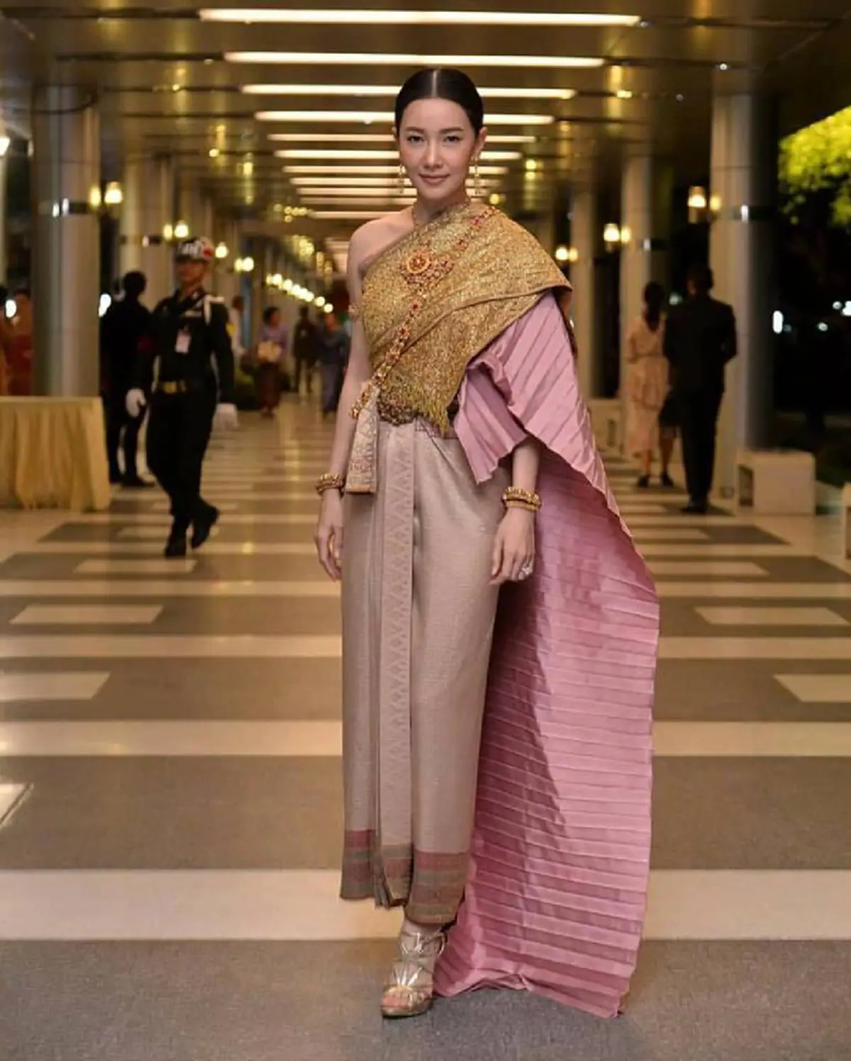 "นุ่น วรนุช" ในชุดไทยจักรพรรดิ ร่วมชมโขนพระราชทานในสมเด็จพระนางเจ้าฯ