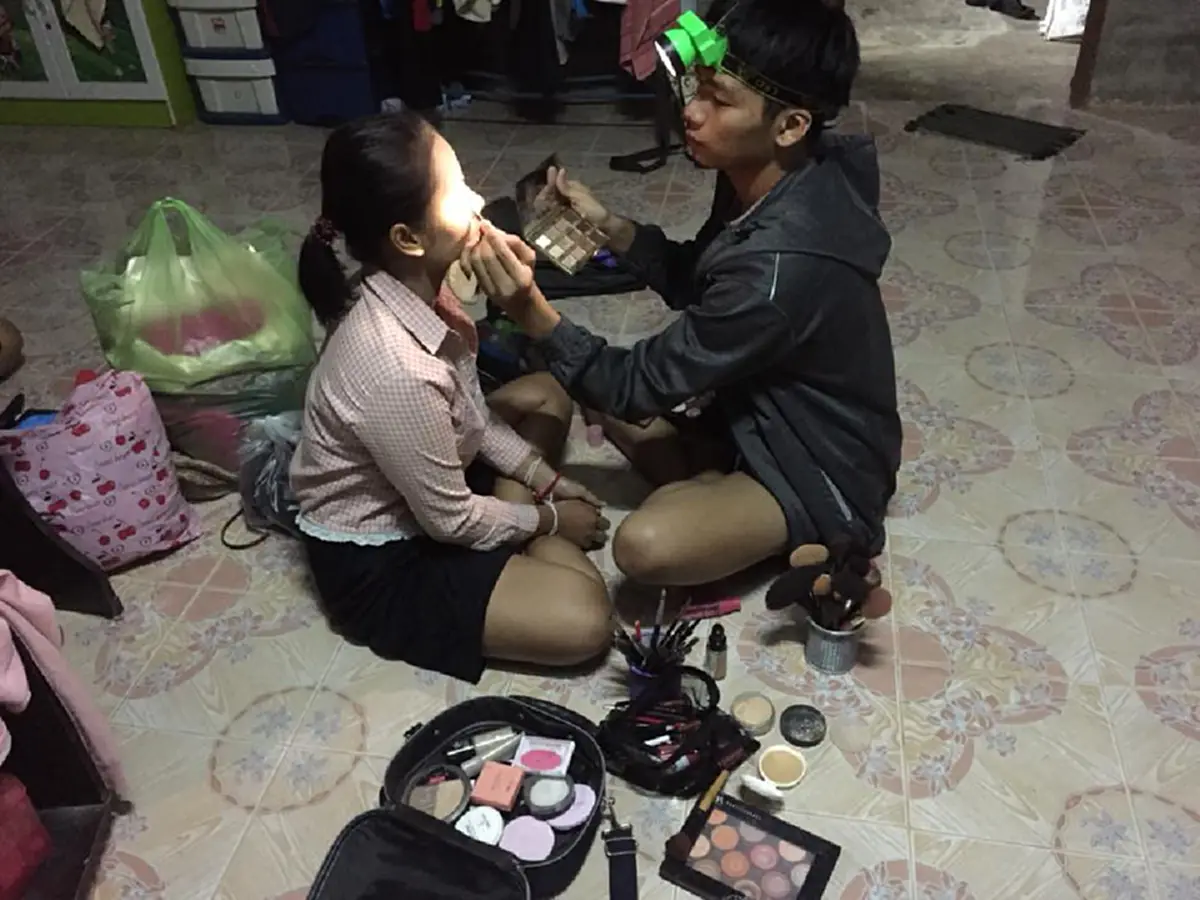 สุดจัด ตี4แต่งหน้านางรำแต่ลืมพกไฟมา ช่างหัวใสใช้"ไฟส่องกบ"ช่วย งานนี้ฮาน้ำตาเล็ด!