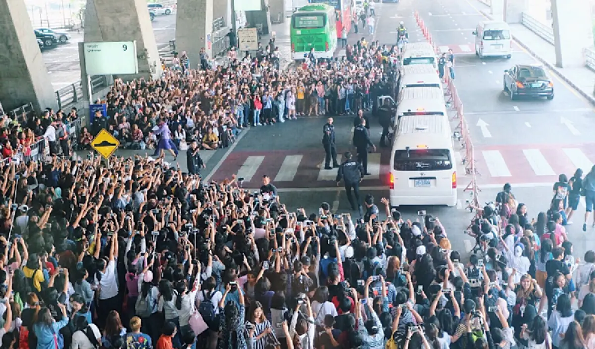 บลิ้งค์ชาวไทยหัวใจแทบหยุดเต้น เมื่อเจอ 4 สาว BLACKPINK ใกล้สุดๆ (คลิป)