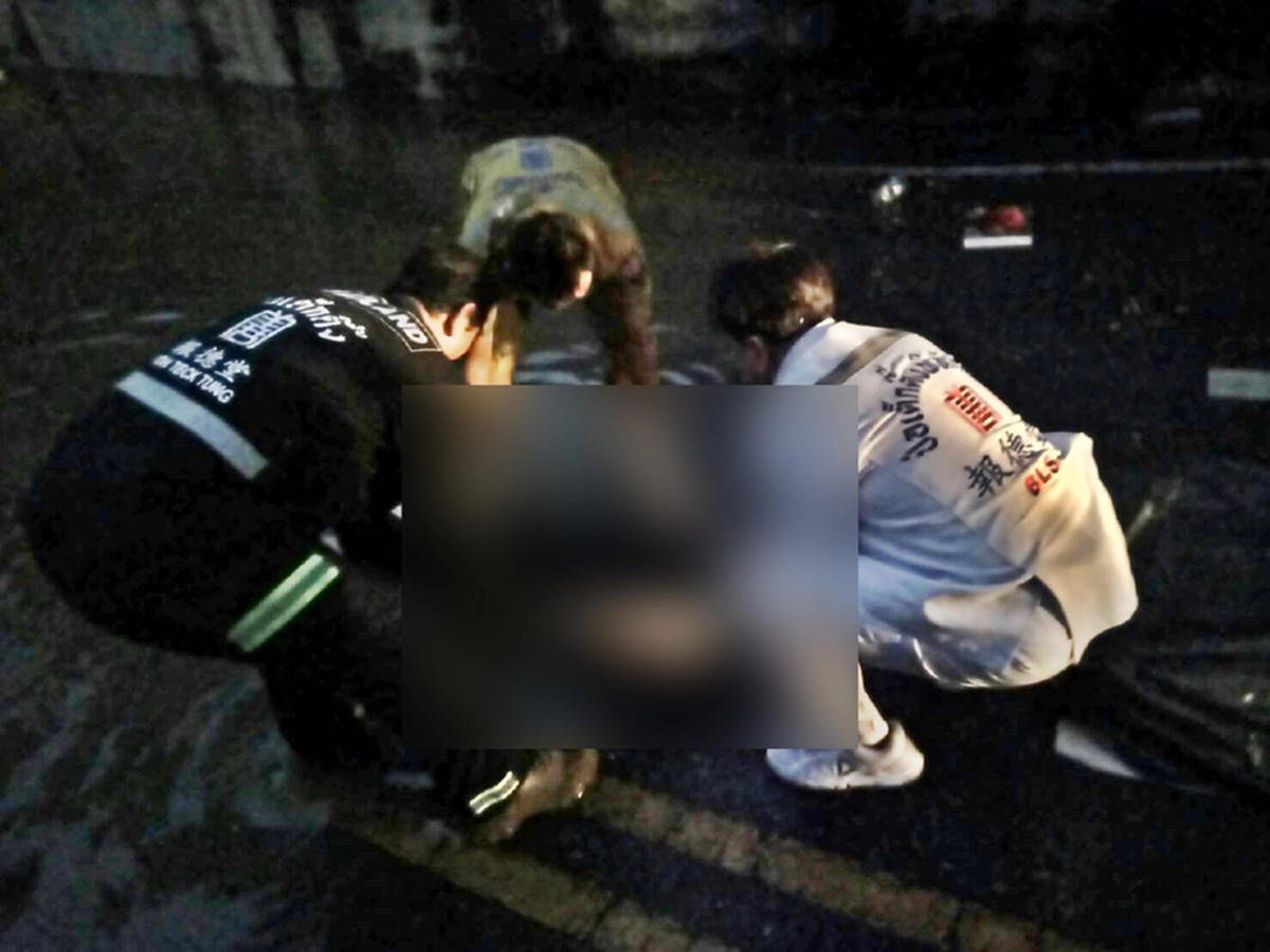 ช็อกสุดหวีด สาวใหญ่ขับรถลุยน้ำท่วมอุโมงค์หมู่บ้านทำรอดทางรถไฟ เครื่องดับจมน้ำดับสลด