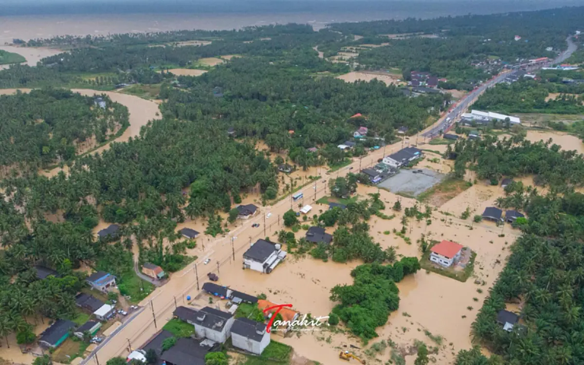 บางสะพานวิกฤต! เปิดคลิปมุมสูง น้ำท่วมล้นเมือง ประชาชนแห่อพยพ! (คลิป)