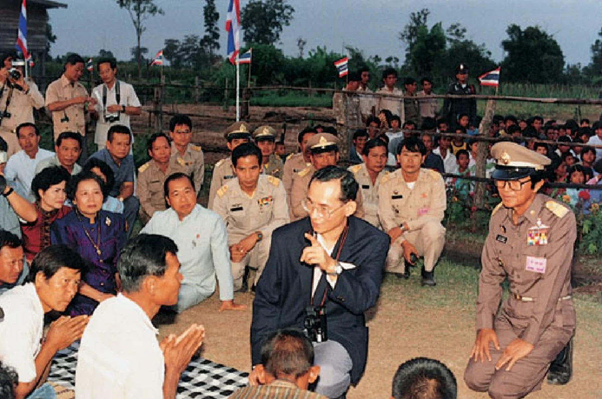 อย่ายืนค้ำหัวพูดกับราษฎร!! พระราชดำรัสของ "ในหลวง" ที่สมเด็จพระนางเจ้าฯ ทรงถือปฏิบัติมาตลอด เป็นที่มาของภาพคุ้นตาของพสกนิกรชาวไทย !!