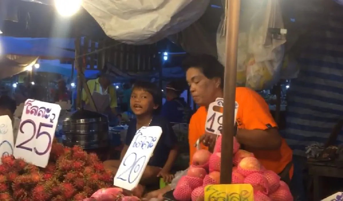 เอาเกรด4ภาษาไทยไปเลยลูก "หนูน้อยตัวจิ๋ว"เเต่เสียงเเจ๋ว ช่วยครอบครัวขายผลไม้ ตลาดหัวนา อ.หัวหิน สะกดทุกสายตาผู้คนที่เดินผ่านไปมา!!(คลิป)