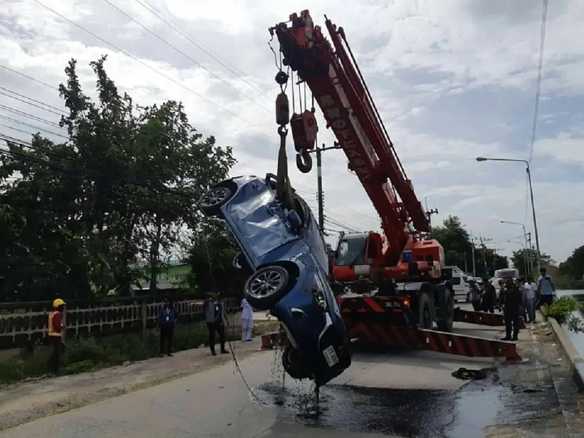 เกิดอะไรขึ้น! สาวบัญชีขับรถออกจากหอพักไม่ถึง 20 เมตร พุ่งตกคลองจมน้ำเสียชีวิตสลด